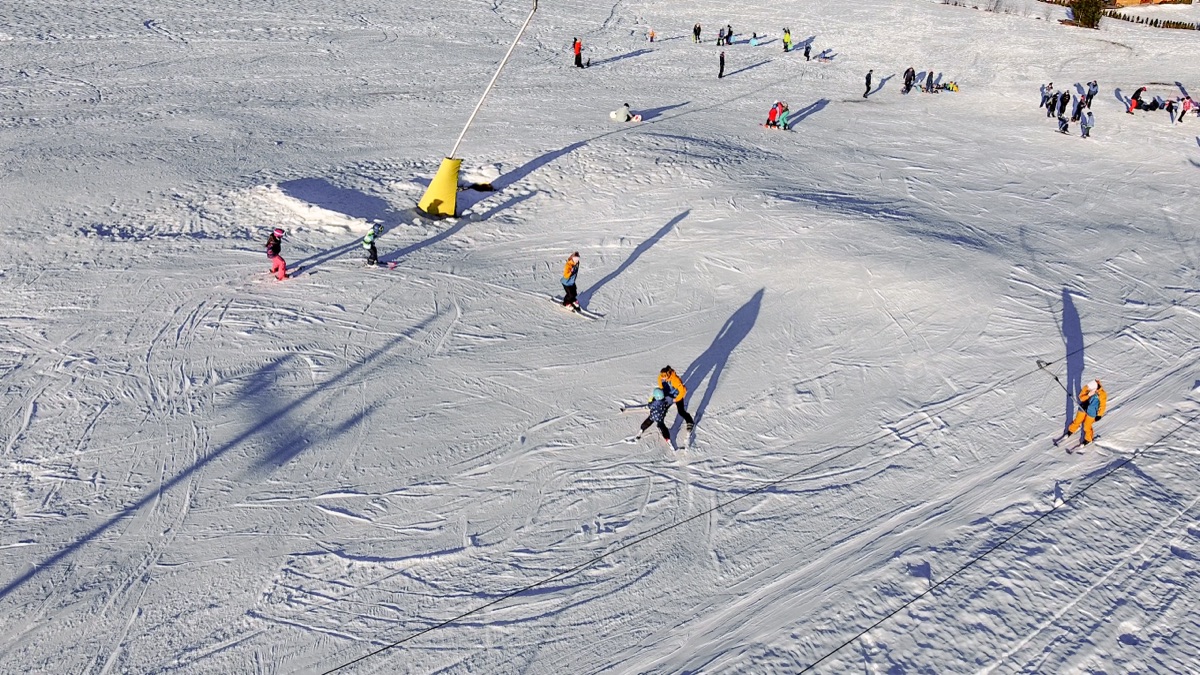 Aerial view of a lesson on the slope