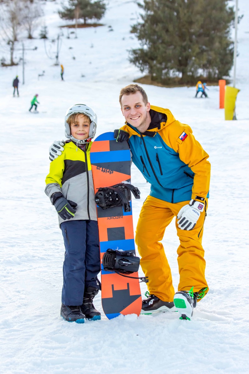 Inštruktor so snowboardistom pred jazdou